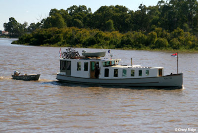 8039- boating along the Murray River