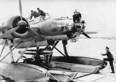 Ju 88 loading a torpedo