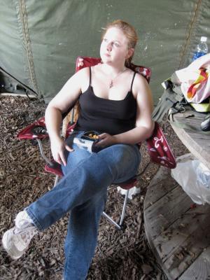 Lisha Super Girlfriend Willeng, taking a break between games