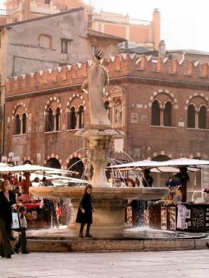 Fountain play (Verona)