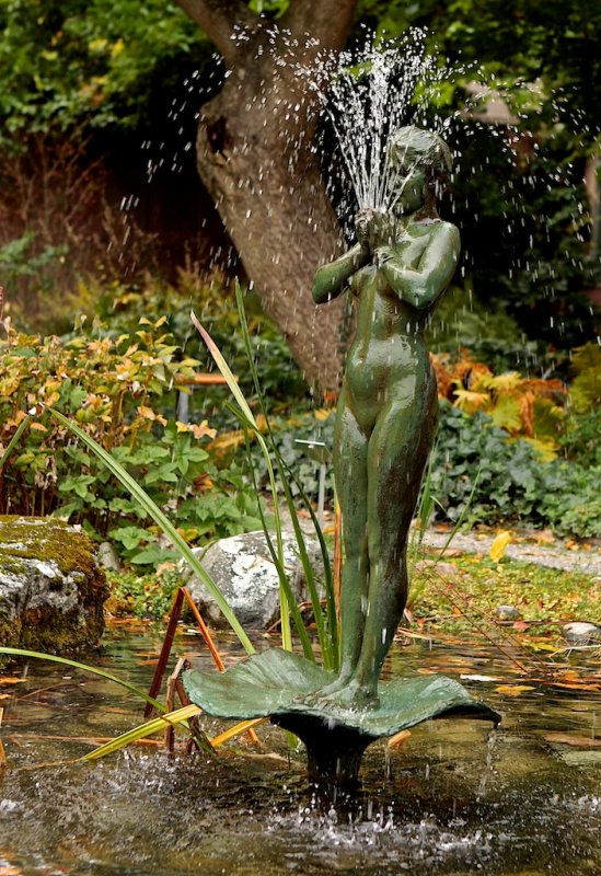 Statue in the Botanical Garden by Anders Zorn.