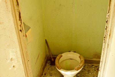 Toalett i omkldningsrummets hygiendel med orginalpapper kvar i hllaren.