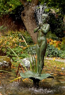 Statue in the Botanical Garden by Anders Zorn.