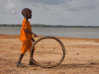 Gambia-Tendaba - Kid and it's toy