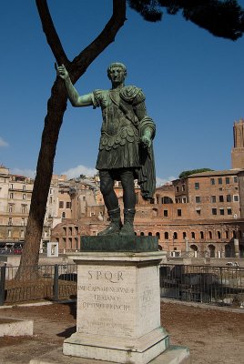 Statue on Via Foro Imperiali
