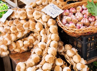 Garlic on offer at the Campo de' Fiori