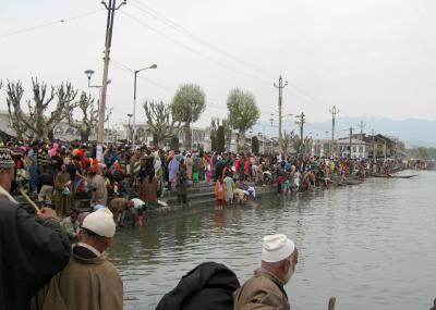 the crowds washing for prayers
