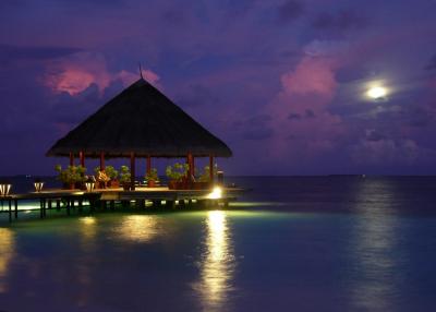 moonrise over ihuru jetty