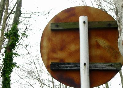 a sign in colonia