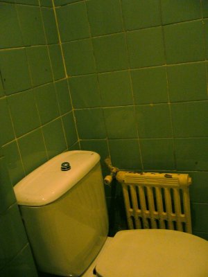 secondary toilet (no bidet)