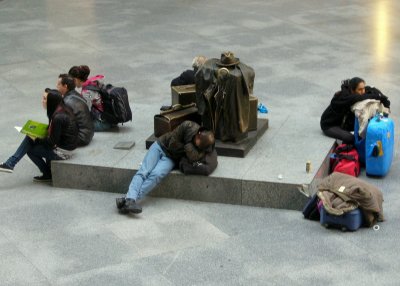 waiting ifor the train, blending with a sculpture (Madrid)