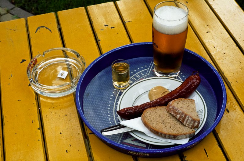 Nemlig. Og en klobasa; bratwurst, brd og sennep; tradisjonelt tsjekkisk pub-grub. Og en Becherovka, seff.