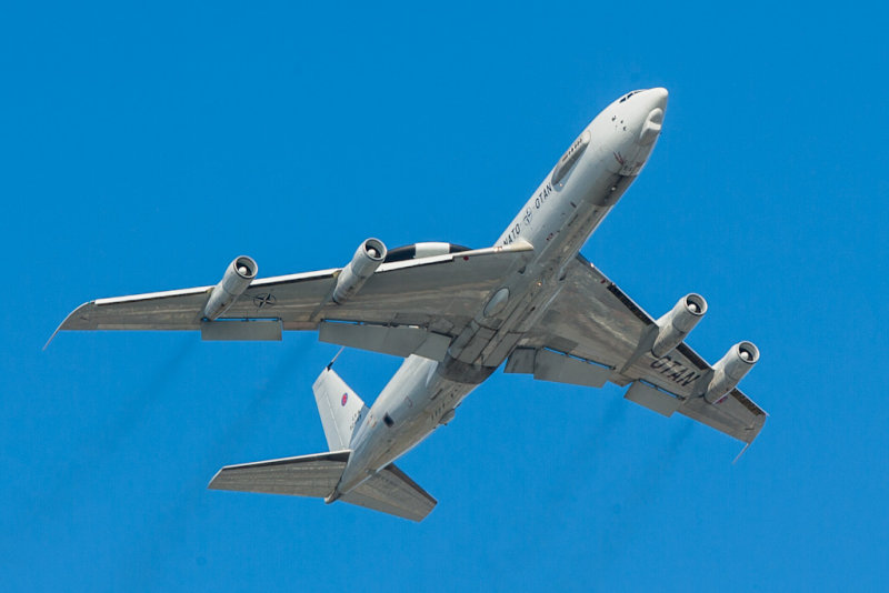 En NATO AWACS-maskin lunter forbi. To snne i lufta, s VET man hva som foregr i norsk luftrom.