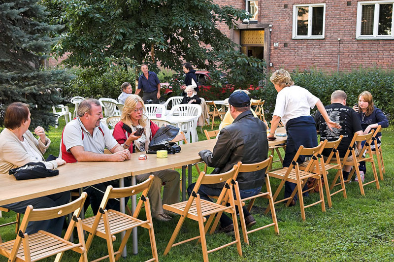 Ett av bordene. Folk begynner  ankomme