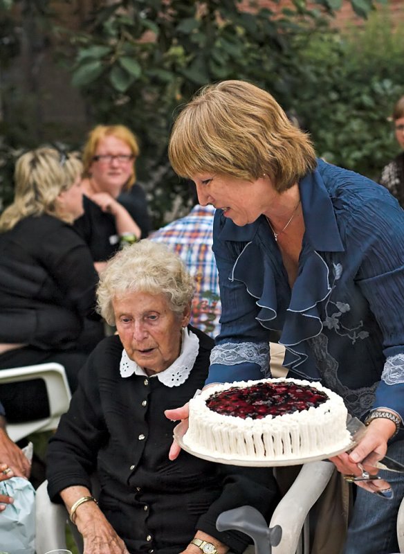 ...og serveres kake