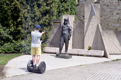 Stopper ved Prahas observatorium. Tar bilde av statuen av Tsjekkoslovakias frste pilot.