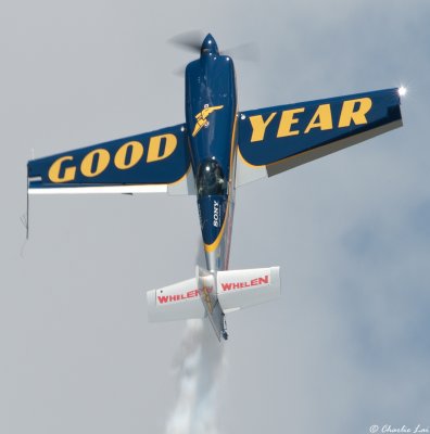 Mike Goulian, Extra 330