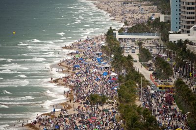 Crowds on Fort Lauderdale beach, estimated at 500k