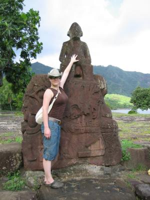 Nuku Hiva - Taiohae: Jenn & a ti'i in Piki Vehine Pae Pae (Temehea)