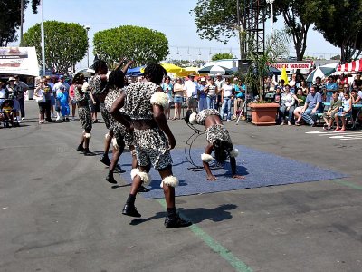 Mapapa African Acrobats (from Kenya)