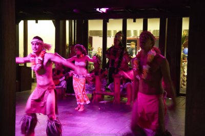 More Tahitian dancers