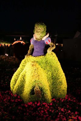 A Snow White topiary
