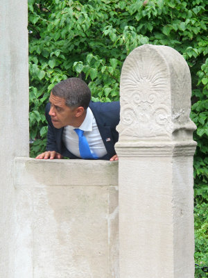 Presidential Candidates Romney & Obama Lookalikes Playing Hide & Seek