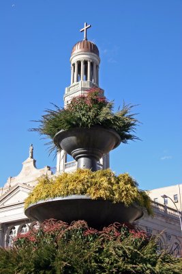 Father Demo Square - Fountain with Winter Plants