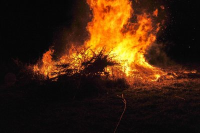 Puenklich um Mitternacht brennt das Feuer