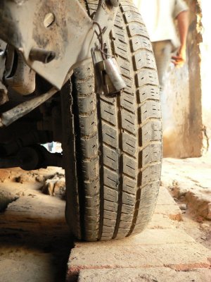 Sliced tyre - P1280102-1024.jpg