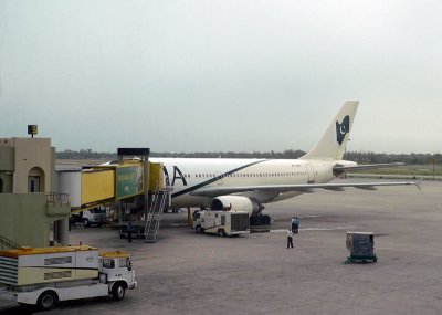 PIA A310 (AP-BEG or BEQ?) at Gate #7 - 863.JPG
