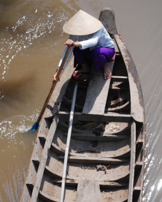 woman boat metong.jpg