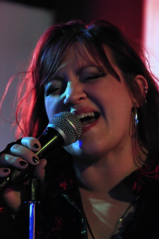 ANNIE SINGS