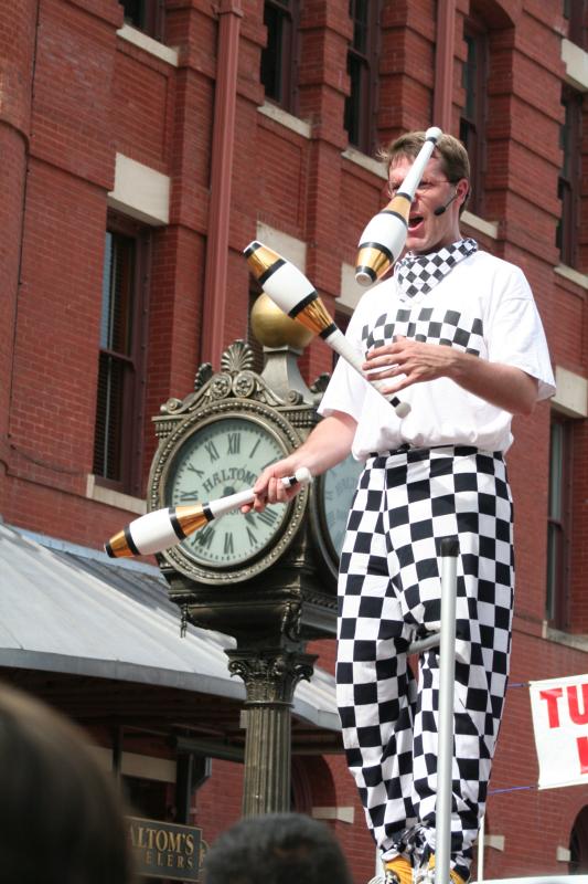JUGGLING ON STILTS