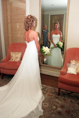 BRIDE AND HER MOM IN THE MIRROR
