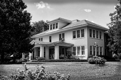 GRAND HOUSE IN MINEOLA