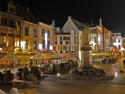 Halle by night