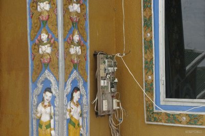 2127 Electrical work at Wat Phnom Sampeau