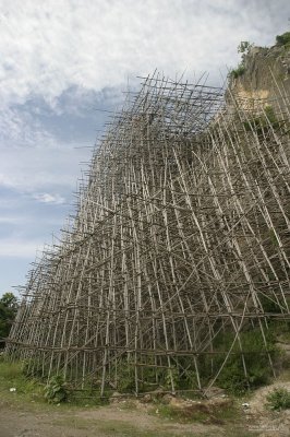 2138 Scaffolding for a new Buddha bust in the cliff face