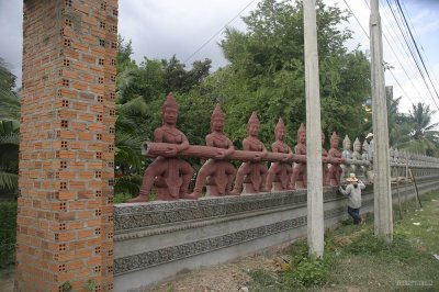 2327 Fence around Wat, cement