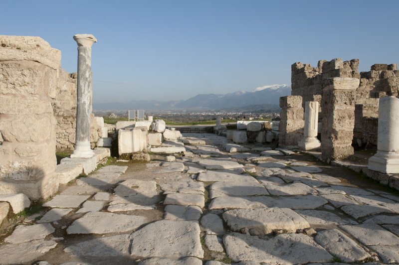 Laodikeia ad Lycum Syria street 4753.jpg