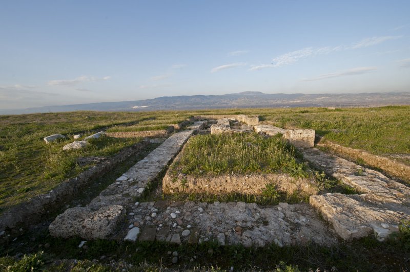 Laodikeia ad Lycum Corinthian Temple and North Basilica 4782.jpg
