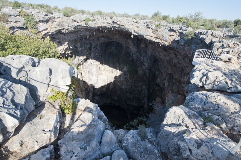 Heaven and hell and cave December 2011 1446.jpg