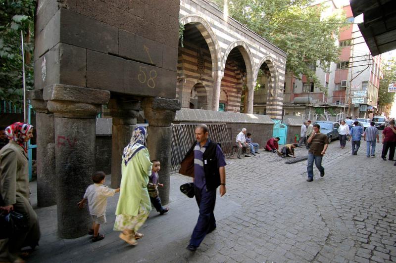 Diyarbakir at four footed minaret 2816.jpg