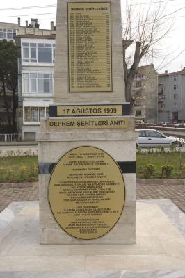 Karamürsel Deprem Şehitleri Anıtı