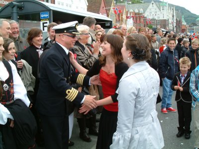 De unge jentene synger for en Marine OFFISER