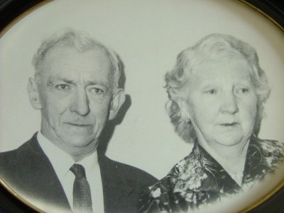 Pensjonist Wilhelm Julius Sjursen-Snn av Peder Sjursen med hustru Agnes.JPG