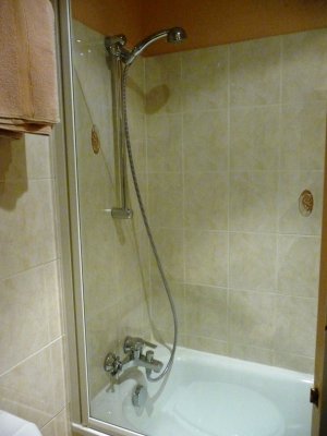 Hotel Diana shower