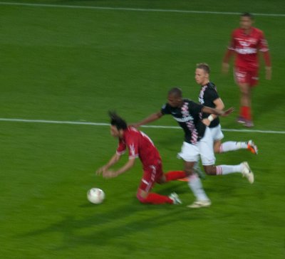 ...draait een rondje om .de eerste de beste PSV er die in de weg staat ... en versiert een penalty!