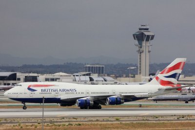 British Airways Boeing 747-400 arriving on 25L with engines still open after reverse thrust